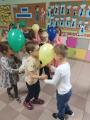 dzienprzedszkolaka taniec z balonem.jpg
